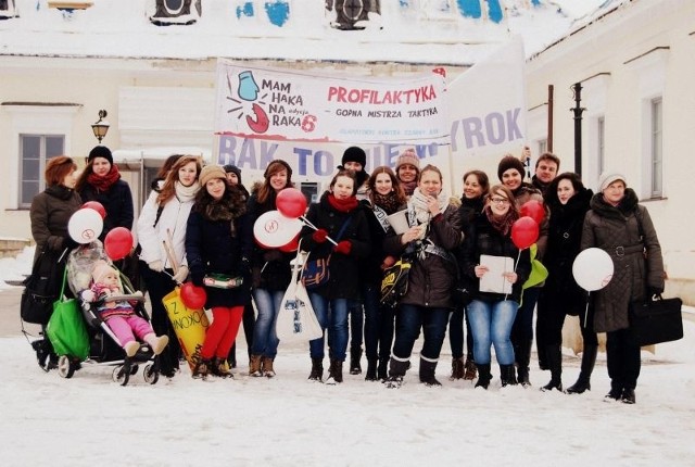 Uczestniczki marszu przed białostockim Ratuszem.