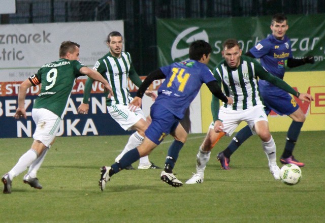 Piłkarze Olimpii (zielone koszulki) po remisie ze Stomilem Olsztyn w Grudziądzu o punkty powalczą z GKS Katowice