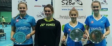 Wiktoria Dąbczyńska (druga z prawej) przywiozła z mistrzostw Słowacji dwa medale, Zuzanna Glijer (druga z lewej) zdobyła jeden. 