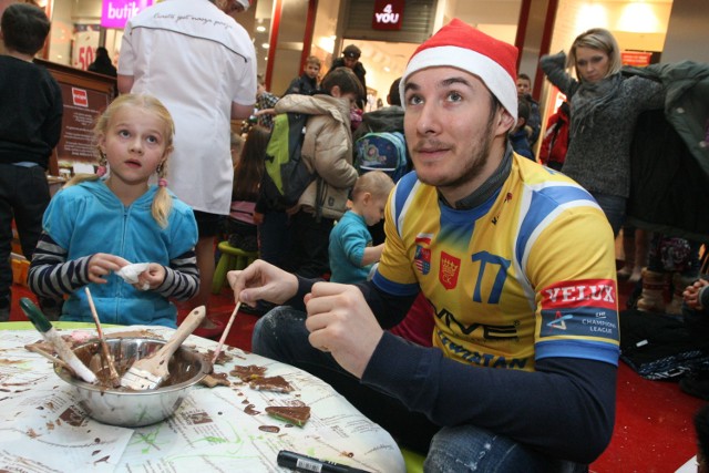 Manuel Strlek, skrzydłowy drużyny Vive Targi Kielce pomagał maluchom w malowaniu ciastek czekoladą.