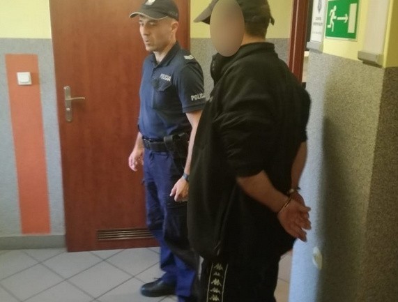 Komendant policji w Zbrosławicach, nie będąc na służbie, zatrzymał włamywacza 