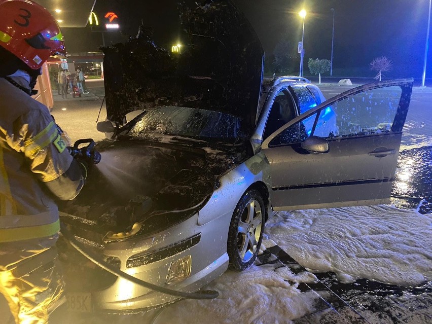 Pożar samochodu na autostradowym postoju