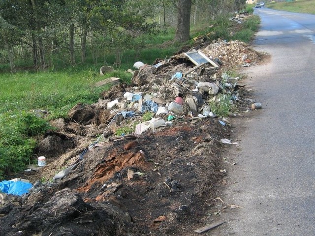 Popowodziowe odpady nadal zalegają na poboczu drogi relacji Furmany &#8211; Zagrody &#8211; Trześń.Słoma utrudnia przejazd 