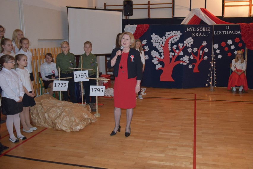 Patriotyczne widowisko w Zespole Szkół w Szewnie [ZDJĘCIA, wideo]