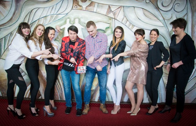 Nagrania do klipu trwały między innymi we foyer Kieleckiego Centrum Kultury. Od lewej: Małgosia, Asia, Sandra, Marcin, Kamil, Patrycja, Ola, Ania i Olga.