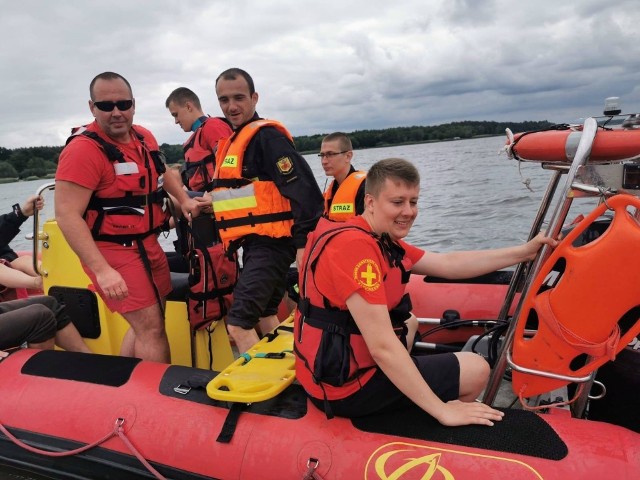 W niedzielę ekipa z Wodnego Ochotniczego Pogotowia Ratunkowego i straż z Przysuchy ćwiczyły na zalewie w Domaniowie.