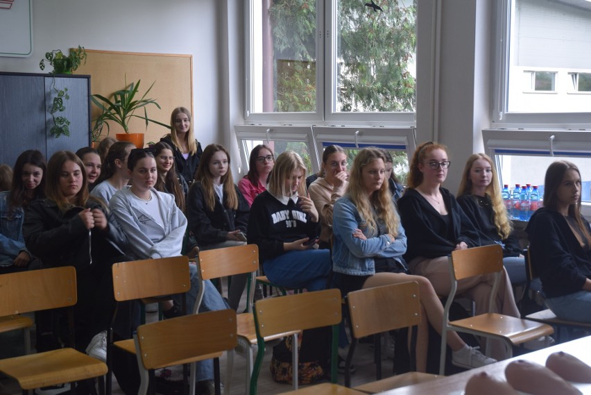 Akcja edukacyjna "Badamy nie tylko mamy" w Radomiu. Była prezentacja i nauka samobadania. Zobacz zdjęcia