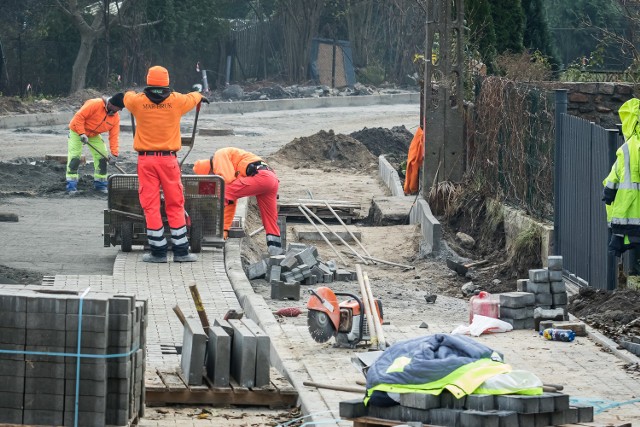 Ulica Siedlecka przypomina wielki plac budowy. Mieszkańcy narzekają, że nie mogą wydostać się ze swoich posesji