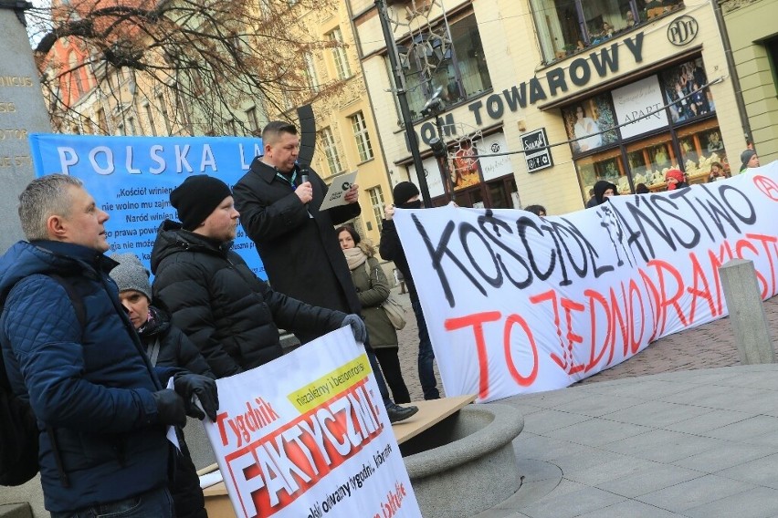 Dziś (sobota) wczesnym popołudniem pod pomnikiem Mikołaja...