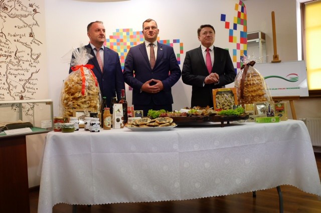 „Na kulinarnym szlaku wschodniej Polski” to impreza, na której nie może zabraknąć amatorów tradycyjnej kuchni - zachęca Stefan Krajewski, członek zarządu woj. podlaskiego (na zdjęciu w środku).
