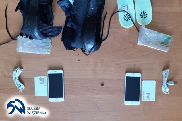 Funkcjonariusze Zakładu Karnego w Wierzchowie udaremnili próbę przemytu telefonów komórkowych za kraty.
