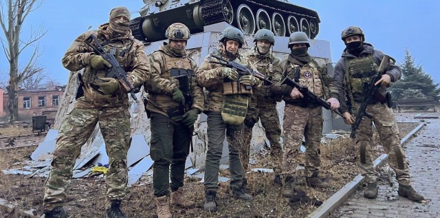 Jewgienij Prigożyn (w środku) i jego prywatna organizacja wojskowa Grupa Wagnera mieli popaść w niełaskę na Kremlu.
