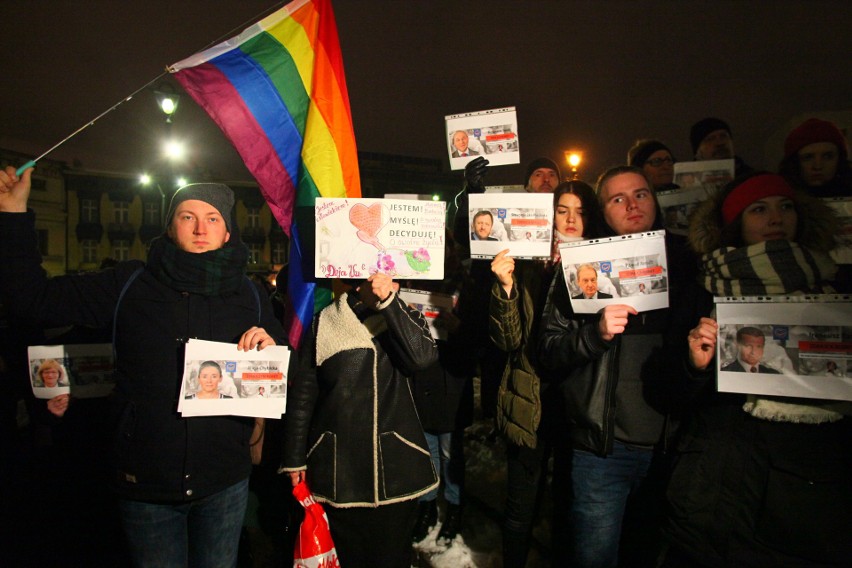 Manifestacja w obronie praw kobiet na Placu Wolności. Protest zgromadził około 500 osób [zdjęcia]