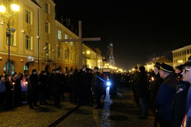 Tłumy wiernych przeszły przez centrum Białegostoku niosąc krzyż