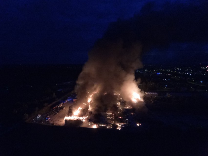 Pożar w fabryce Opak w Szczecinku. Ogień pomógł opanować ciężki sprzęt [ZDJĘCIA] 