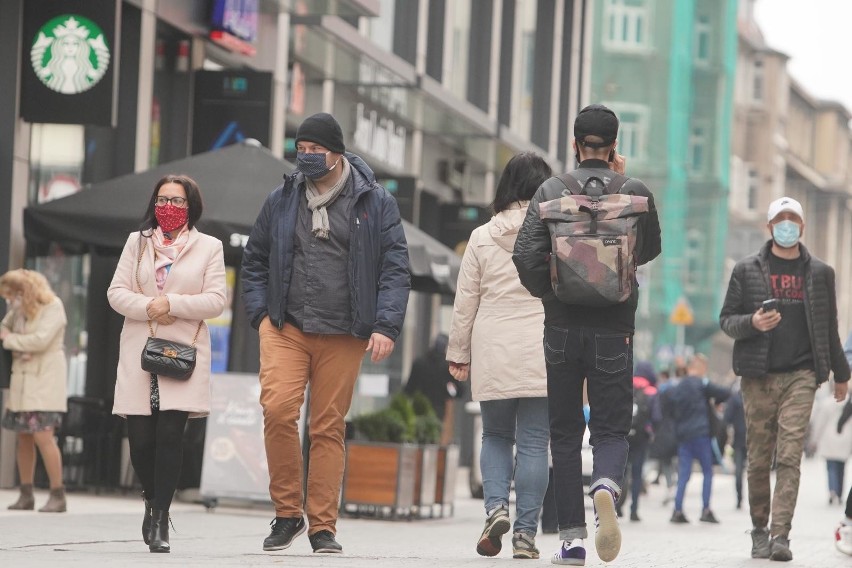 Obowiązek utrzymania co najmniej 1,5-metrowej odległości...