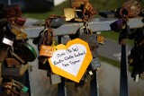Walentynkowe serduszka dla dzieci alienowanych na moście Jordana w Poznaniu. Chcą wyrazić miłość do dzieci, których nie mogą zobaczyć