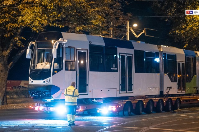 W poniedziałek nad ranem do Szczecina dotarł nowy tramwaj Moderus Beta MF 29 AC BD. Pojazd wyprodukowany w Poznaniu jest w większej części gotowy, do wykonania zostały w nim m.in. drobne prace montażowe - mówi Kacper Reszczyński, rzecznik spółki Tramwaje Szczecińskie.