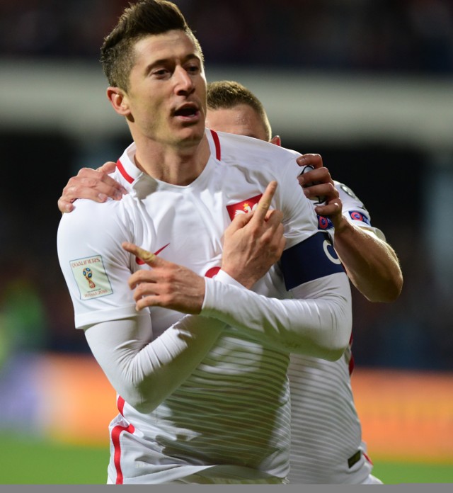 [sc]20 milionów euro[/sc]Nawet tyle dostaje rocznie w Bayernie Monachium najlepiej opłacany polski piłkarz Robert Lewandowski. „Lewy” w grudniu przedłużył kontrakt do 2021 roku. Wcześniej zarabiał w klubie mistrza Niemiec 10,5 mln euro. Obecna umowa opiewa na 15 mln, a z bonusami wychodzi 20 mln euro.