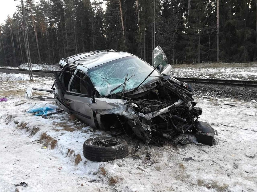 Podnowinka. Wypadek na niestrzeżonym przejeździe kolejowym. Samochód zderzył się z szynobusem