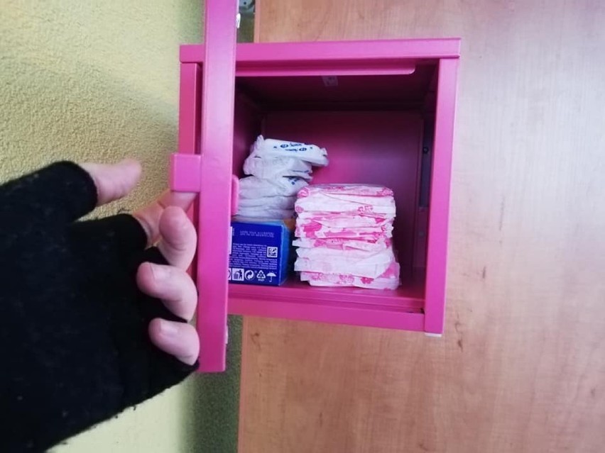 "Różowe skrzyneczki" z podpaskami i tamponami w urzędach i szkołach? W Łodzi na razie jest ich niewiele, w Radomsku jest petycja