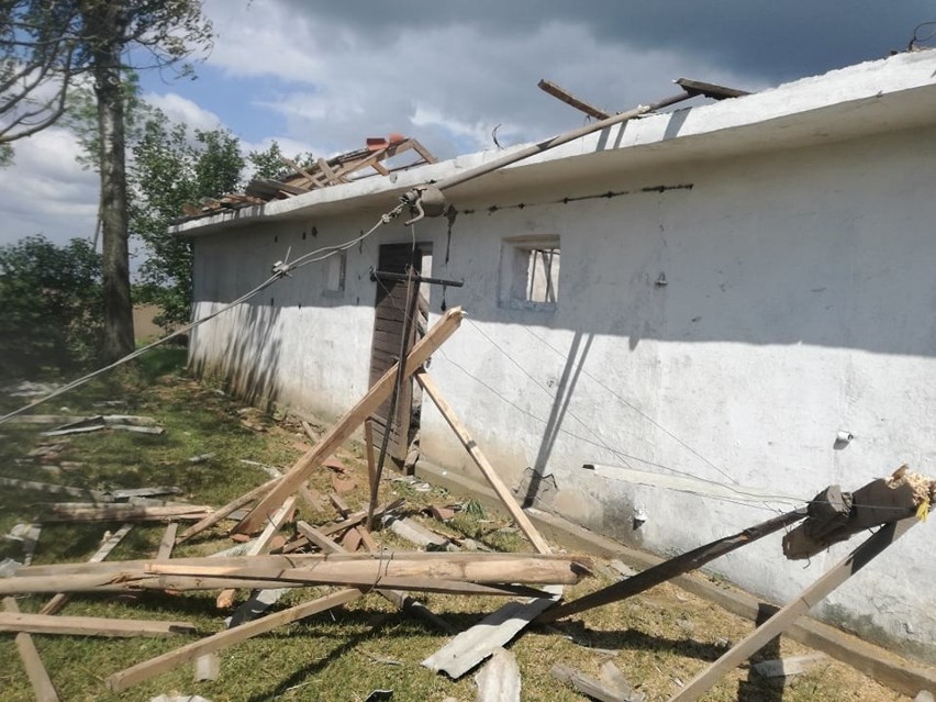 Trąba powietrzna pod Lublinem. Pozrywane dachy, służby w akcji