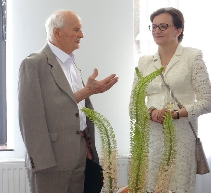 Niezwykły stulatek z Końskich. Zygmunt Dzwonnik ciągle w świetnej formie, czyta...bez okularów. Jak to się robi?    