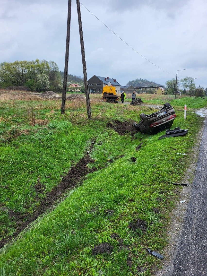 Wypadek i dachowanie na drodze krajowej numer 73 w miejscowości Żerniki Górne. Zderzył się volkswagen z renault