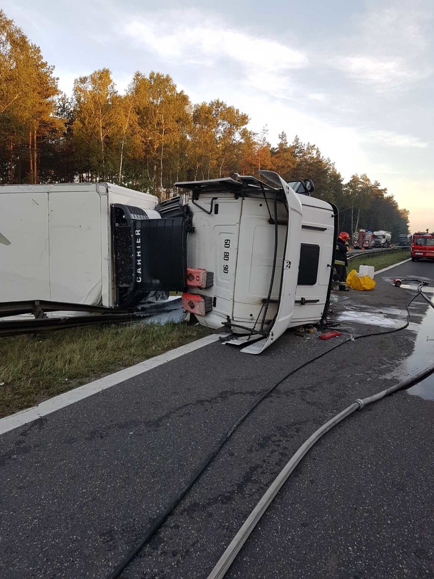Wypadek w Brudzowicach: ciężarówka w rowie ZDJĘCIA Korek w kierunku Siewierza i Katowic