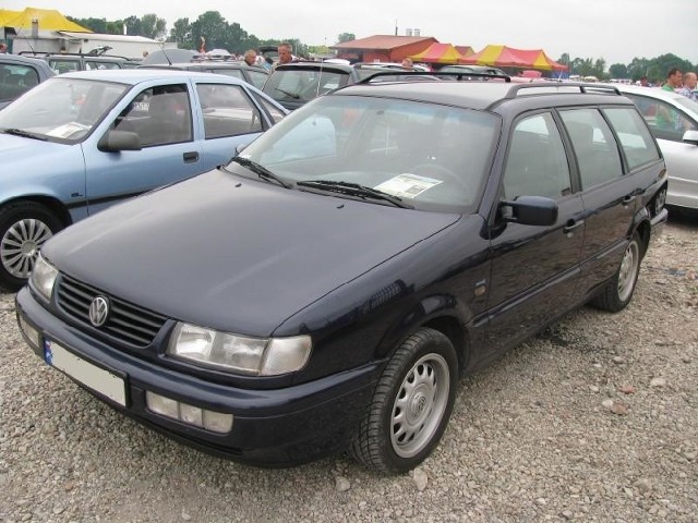 1. Volkswagen passatSilnik 2,0 benzyna,. Rok produkcji 1995. Wyposazenie: wspomaganie kierownicy, klimatyzacja, ABS, centralny zamek. Cena 5700 zl.