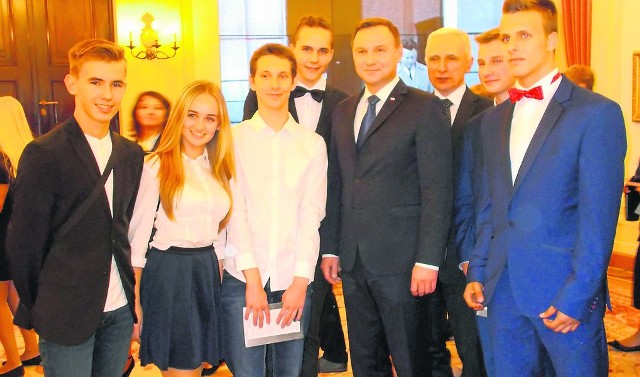 W czasie wizyty nie zabrakło czasu na pamiątkowe zdjęcie młodzieży z radomskiej „czwórki” z Andrzejem Dudą, prezydentem Rzeczypospolitej Polskiej, i wspólne rozmowy.