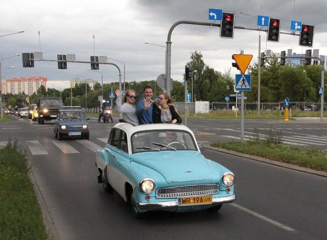 Parada zabytkowych samochodów symbolicznie rozpoczęła Kameralne Lato w Radomiu.