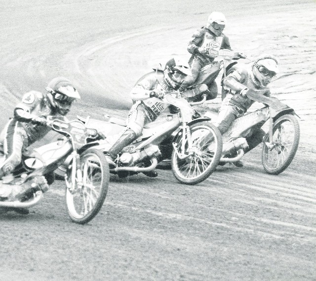 Nie ma jak derby! Tak  było 18 kwietnia 1998 roku, XIII bieg meczu ZKŻ Polmos -  Pergo (57:33).  Jadą od lewej Chris Louis, Tony Rickardsson, Jarosław Szymkowiak i Tomasz  Bajerski.