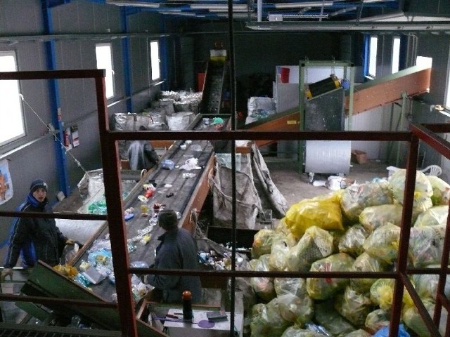 Do końca 2009 roku dostosowano włoszczowskie wysypisko śmieci do unijnych standardów, dzięki czemu dzisiaj dalej funkcjonuje. Gmina wydała na to zadanie około 5 milionów złotych, z czego zapożyczyła się na 4 miliony. Na zdjęciu hala sortowni.