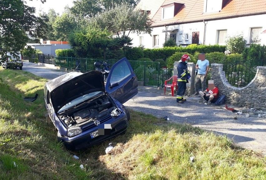 Groźny wypadek na Maślickiej przy AOW. Auto dachowało i uderzyło w płot posesji (ZDJĘCIA)