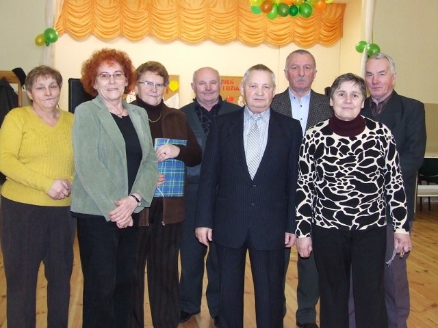 Większa część członków zarządu Koła Emerytów i Rencistów (od lewej): Janina Smoleń, Eugenia Krzyżanowska, Janina Stachewicz, Ryszard Urbański, Jerzy Cieśliński, Zdzisław Mrowiński, Wanda Pasek oraz Józef Dudek