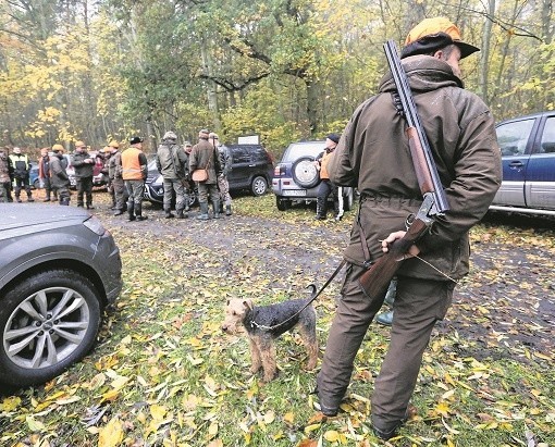 W okolicy Oświęcimia myśliwi idący ze strzelbami i psami, to...