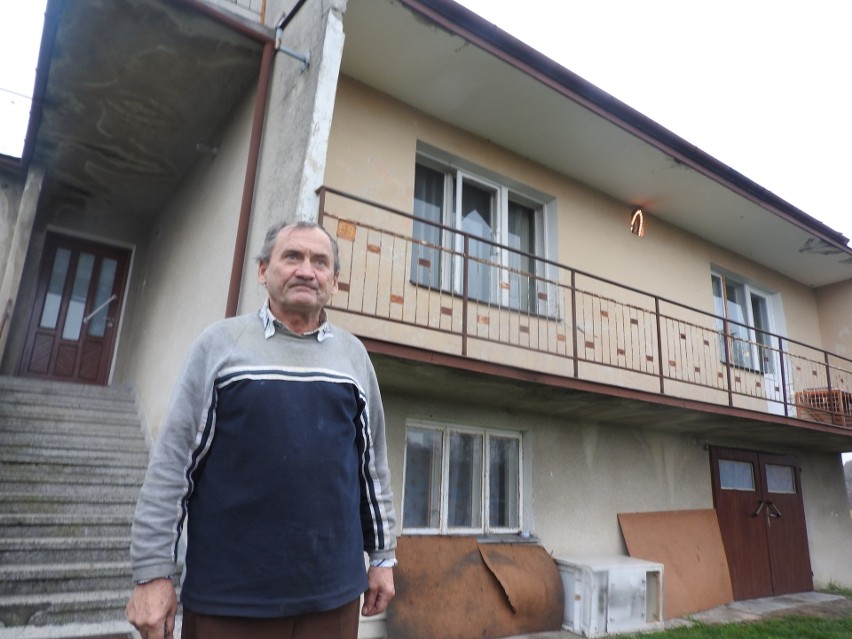 Stanisław Szczerbik chce jak najszybciej oddać gminie dom....