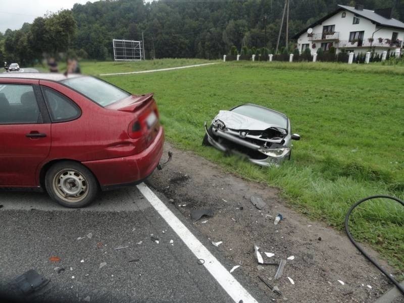 DK 75. Zderzyły sie dwa auta. Dwie i pół godziny utrudnień na drodze do Krynicy