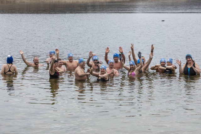 Tradycyjnie w niedzielne południe nad Jeziorem Jezuickim w Pieckach zebrali się amatorzy zimnych kąpieli z Bydgoszczy i okolic.Aby zobaczyć zdjęcia z morsowania przesuń gestem lub strzałką w prawo>>>