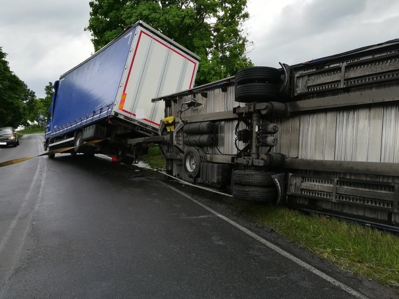 Ciężarówka wywróciła się na drodze Choszczno - Raduń
