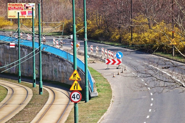 Z powodu głębokiej dziury w drodze, na wiadukcie od ponad roku wyłączony z ruchu był jeden pas.