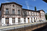Dworzec kolejowy w Dąbrowie Górniczej-Ząbkowicach będzie odrestaurowany. Renowacja zostanie pokryta ze środków PKP SA. Prace ruszą w 2023 r.