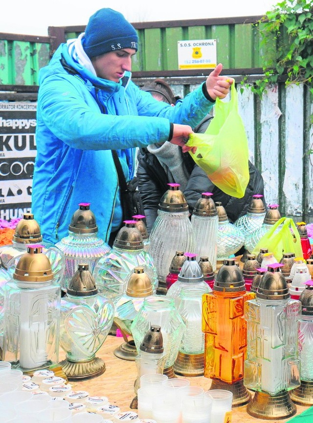 Znicz, który miał się palić dwa dni, a gaśnie po godzinie, jest bublem