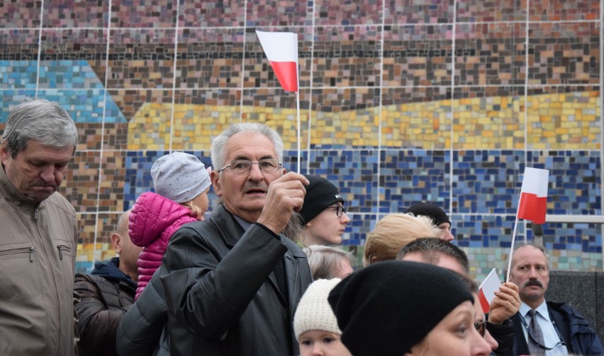 Andrzej Duda – skandowali sympatycy prezydenta RP w Oświęcimiu. Konstytucja – grzmiał KOD  