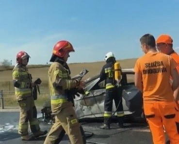 Samochód zapalił się w czasie jazdy na drodze ekspresowej S7 w miejscowości Brzeźno. Droga była zablokowana. Zobacz zdjęcia