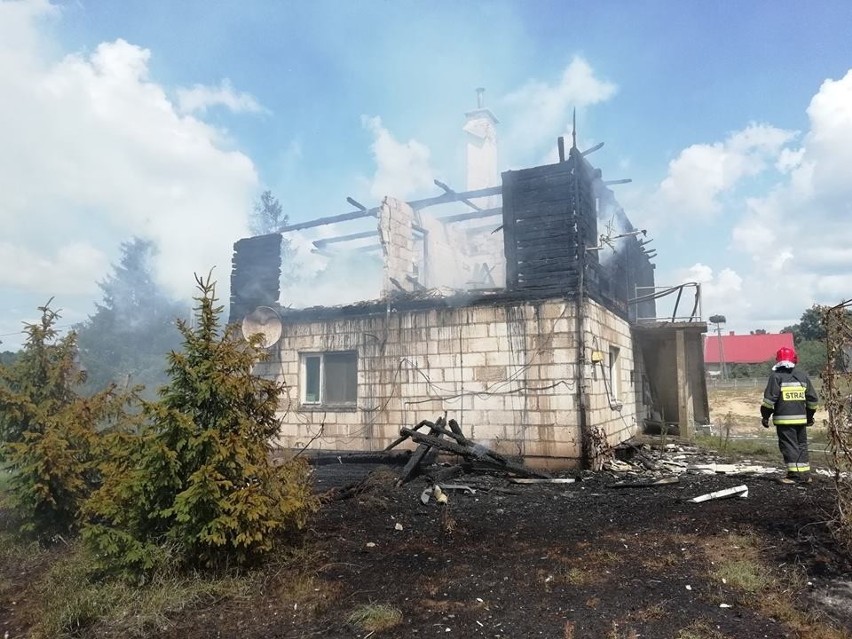 Pierwsi na miejscu pojawili się strażacy z OSP Zawady....