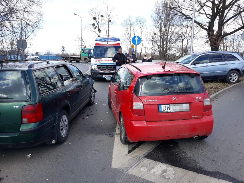 Wypadek na Brochowie. Trzy osoby trafiły do szpitala (ZDJĘCIA)