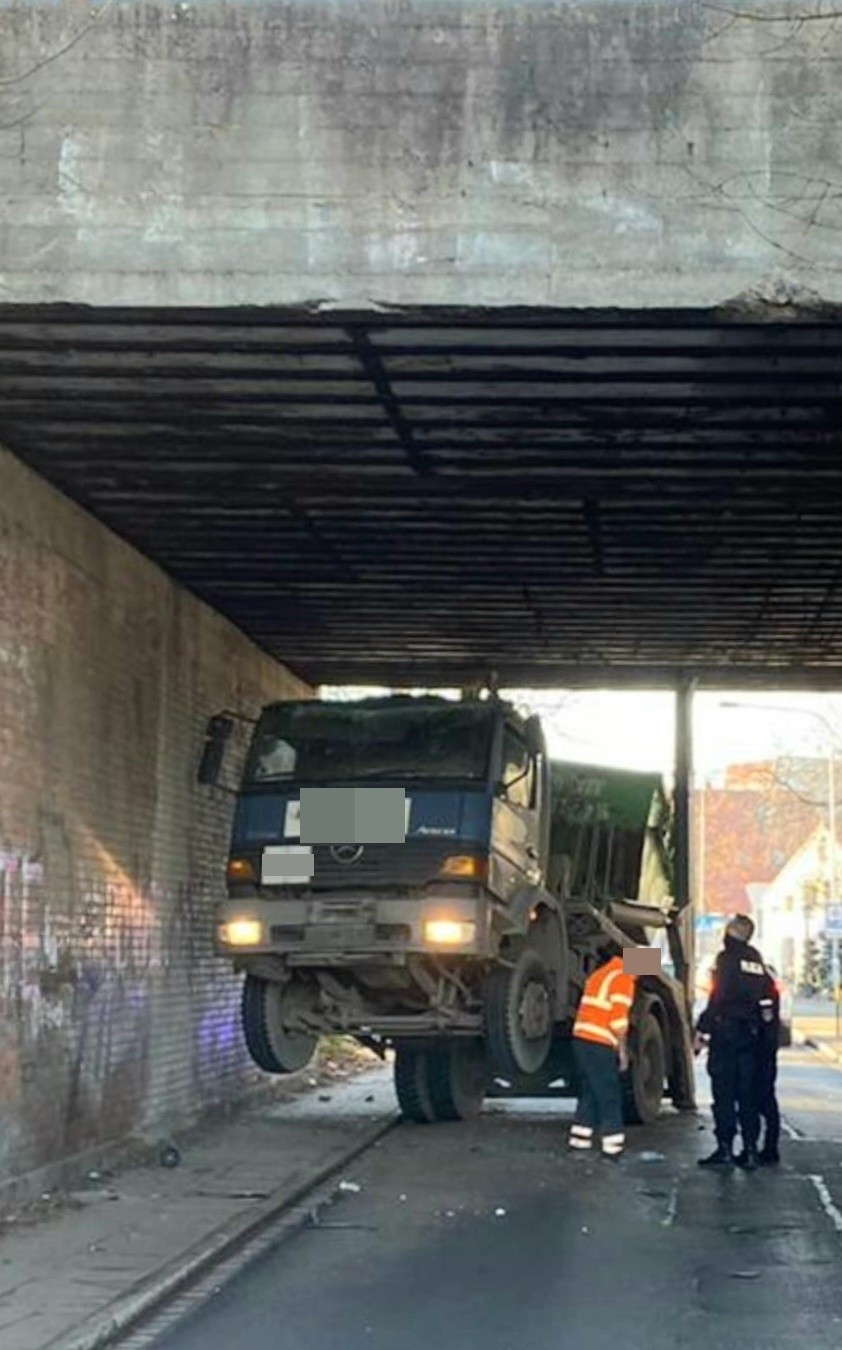 Śmieciarka zaklinowała się pod wiaduktem na Krzyckiej