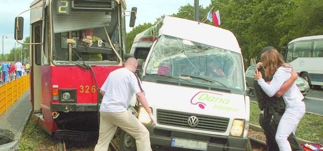 W busie podróżowała kilkunastoosobowa grupka młodzieży z gminy Chojnice. Poszkodowanych było dwunastu, po dwóch dniach w szpitalu zmarła Karolina.